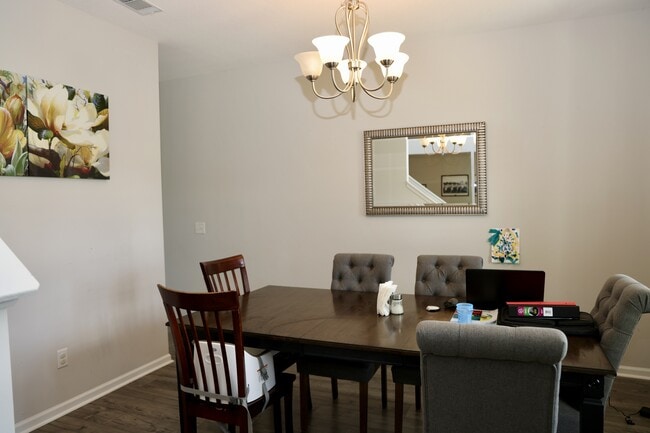 Building Photo - 418 Huntington Dr
