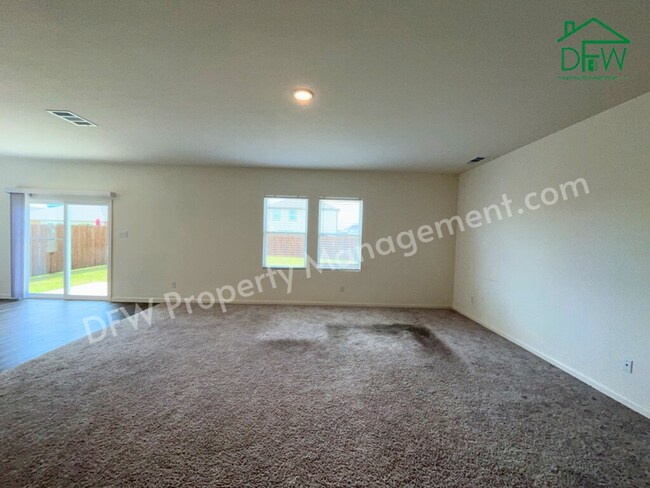 Foto del edificio - Spacious 5-Bedroom Home with Modern Upgrad...