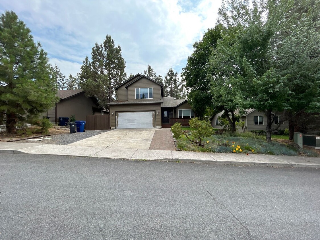 Foto principal - 3 Bedroom Home in SW Bend Just Minutes Fro...