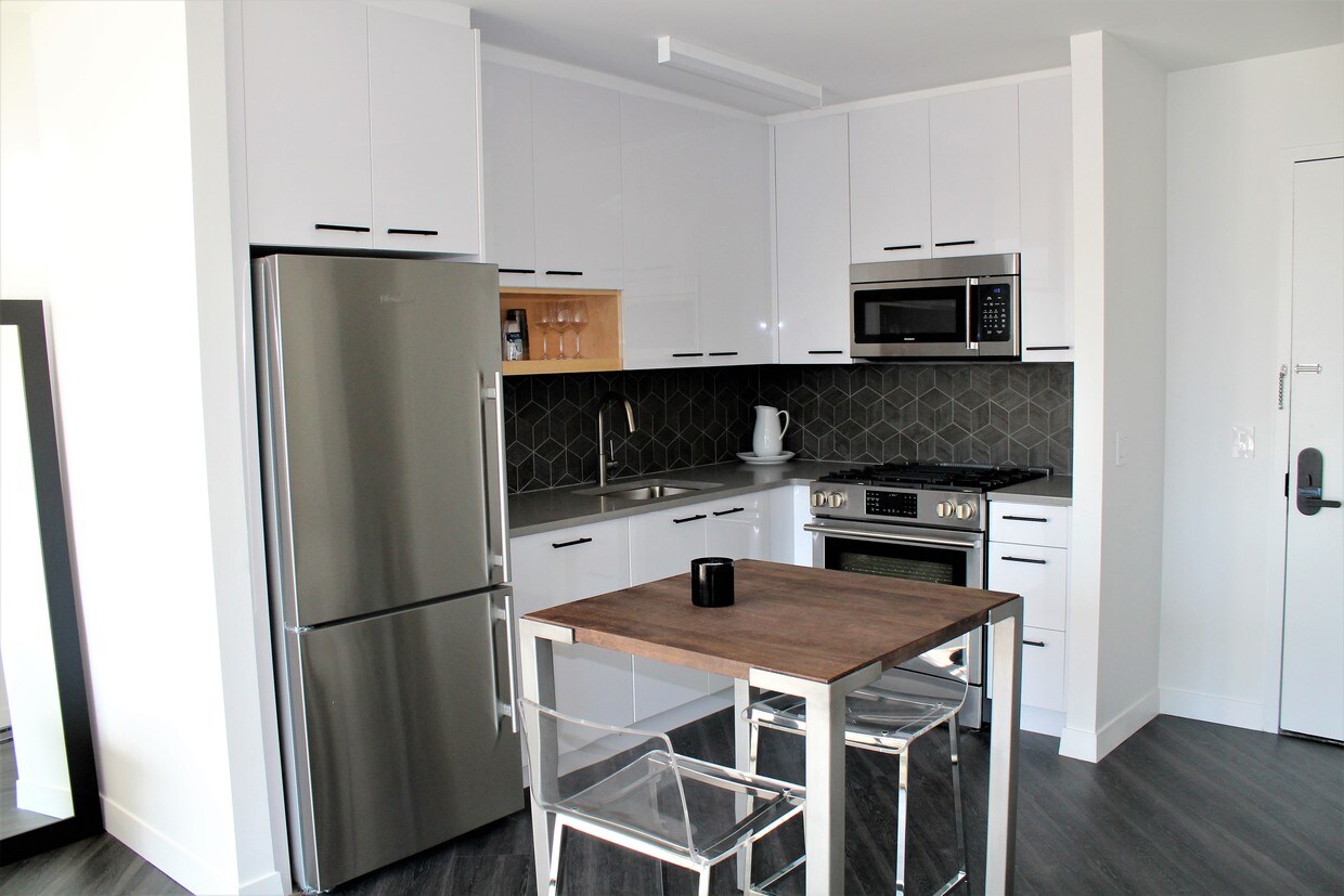 Primary Photo - 250 W Houston St