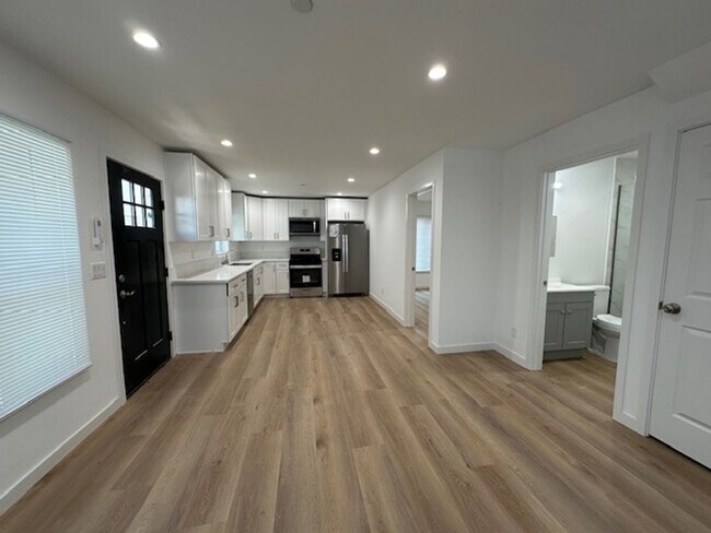Foto del edificio - Completely remodeled and located on a quie...