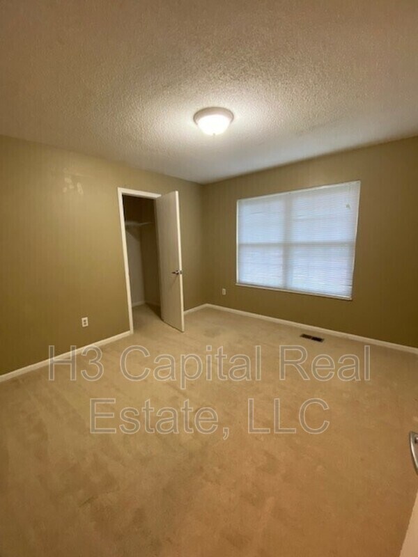 Foto del edificio - 713 Country Oaks Ln