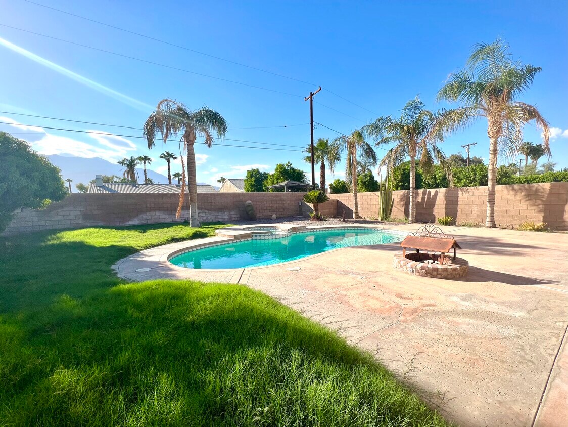 Beautiful backyard with lovely pool - 30775 Avenida del Yermo