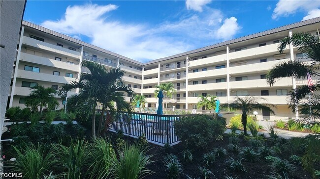 Foto del edificio - 2121 Collier Ave
