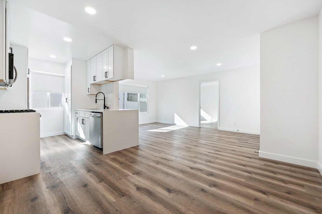 Unit 7 ( 2 bedroom) Still available - 3112 S Canfield Ave