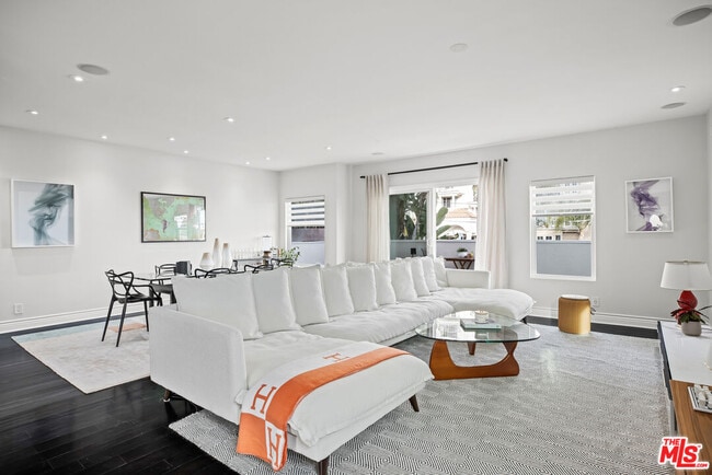 Building Photo - 959 N Doheny Dr