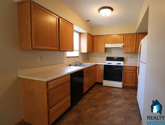 Building Photo - Corner Unit 3 Bedroom TownHome!