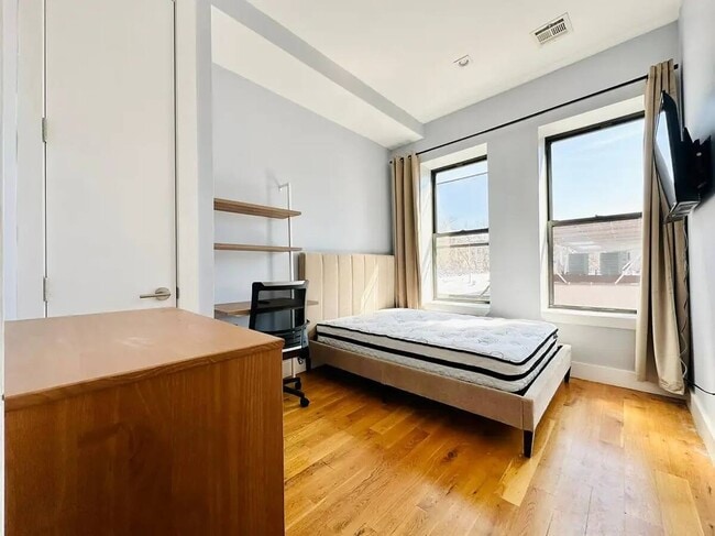Photo - HDTV Room, Laundry, AC, 26 mins to Manhattan #510 Apartment