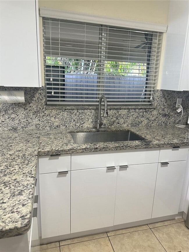 Foto del edificio - 535 W 79th Pl
