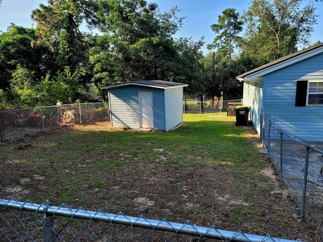 Building Photo - 807 Laurel Rd
