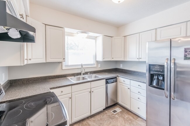 Building Photo - 4 bedroom, 2 bath in KC, MO!