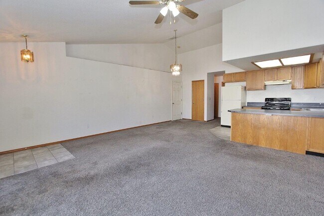 Building Photo - Single-Level Unit w/1-Car Garage