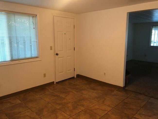 Building Photo - 450 NW Larry St