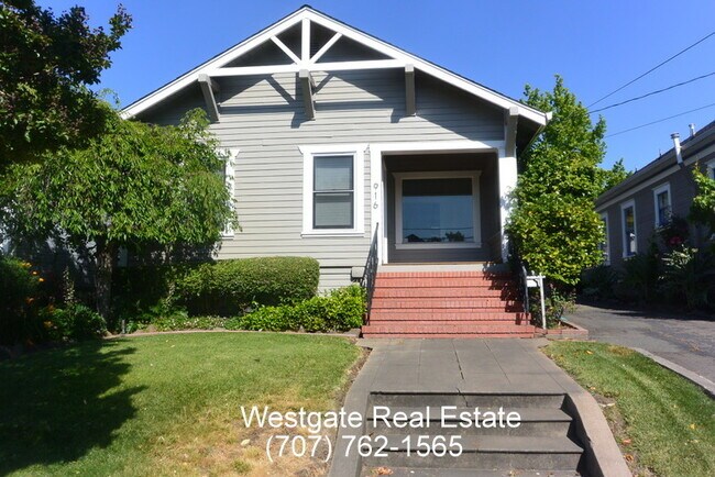 Building Photo - Darling 2/1 within Walking Distance of Dow...