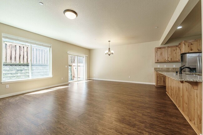 Foto del edificio - ASK ABOUT OUR AUGUST MOVE IN SPECIAL: Spac...