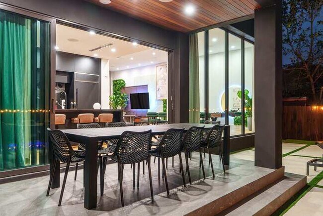 Foto del edificio - Huge Open Space Heated Pool Walk To Design