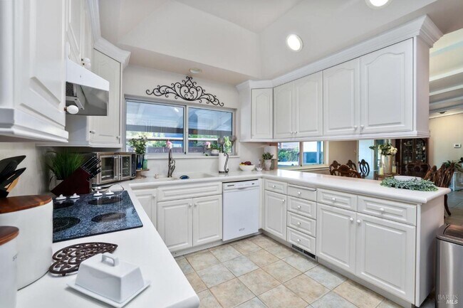 Building Photo - Charming 4 Bed, 3 Bath Custom Home with Po...