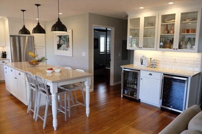 Foto del edificio - Spacious, Stylish, and Perfect for Enterta...