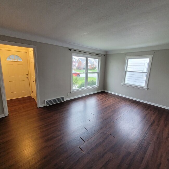 Building Photo - Single Family Home 4 beds 1.5 bath FOR RENT!