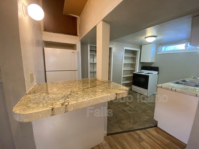 Building Photo - 106 S 3rd W