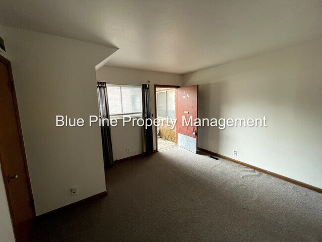 Building Photo - 360 S Ridge Ave