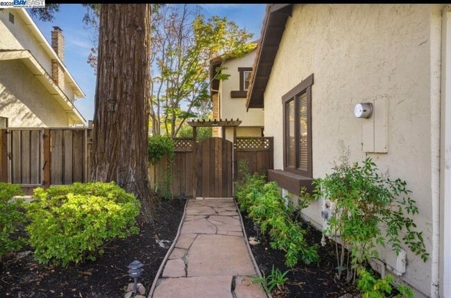 Foto del edificio - 725 Old Creek Rd