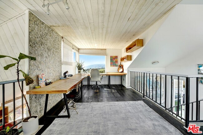 Foto del edificio - 29231 Heathercliff Rd