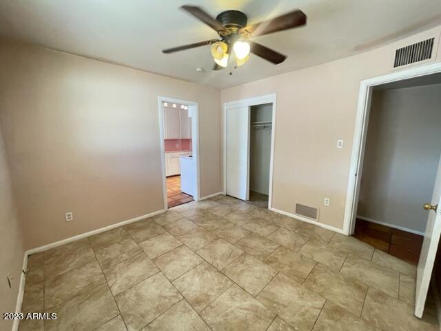 Foto del edificio - 1215 E McLellan Blvd