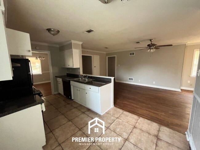 Foto del edificio - 5037 Woodlark Ave