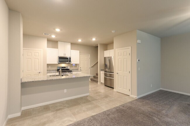 Building Photo - Beautiful 3 Bed Room Home