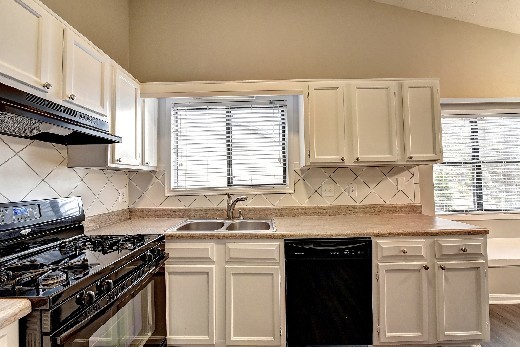 Building Photo - Newly Renovated Beautiful Home