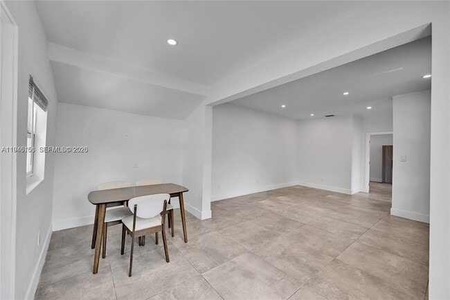 Foto del edificio - 21 NE 48th St