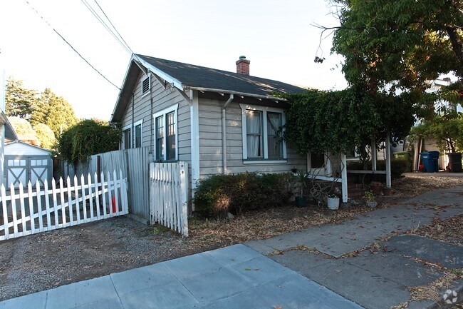 Building Photo - 433-437 Douglas St