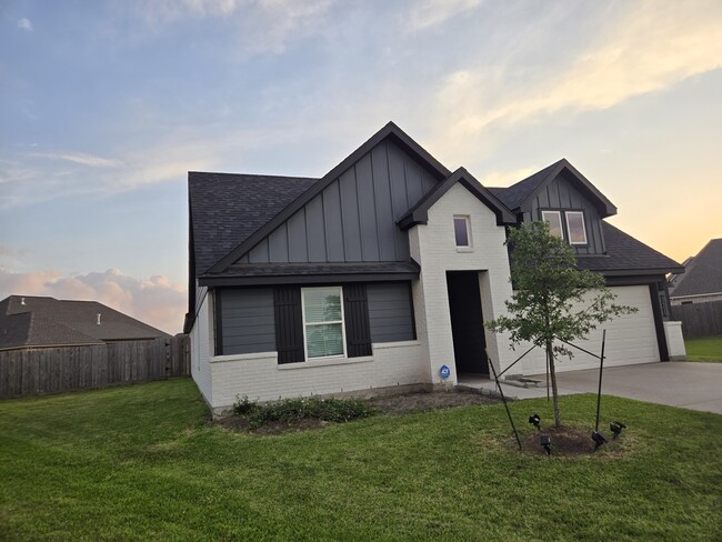 Building Photo - 3555 Crestfield Ln