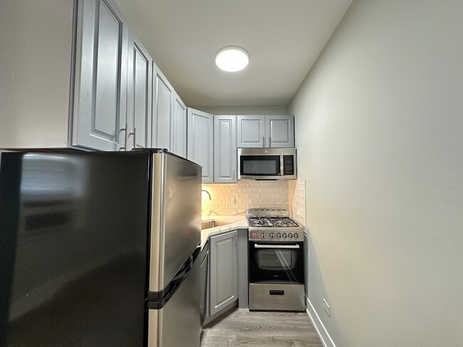 Building Photo - 510 W Belmont Ave