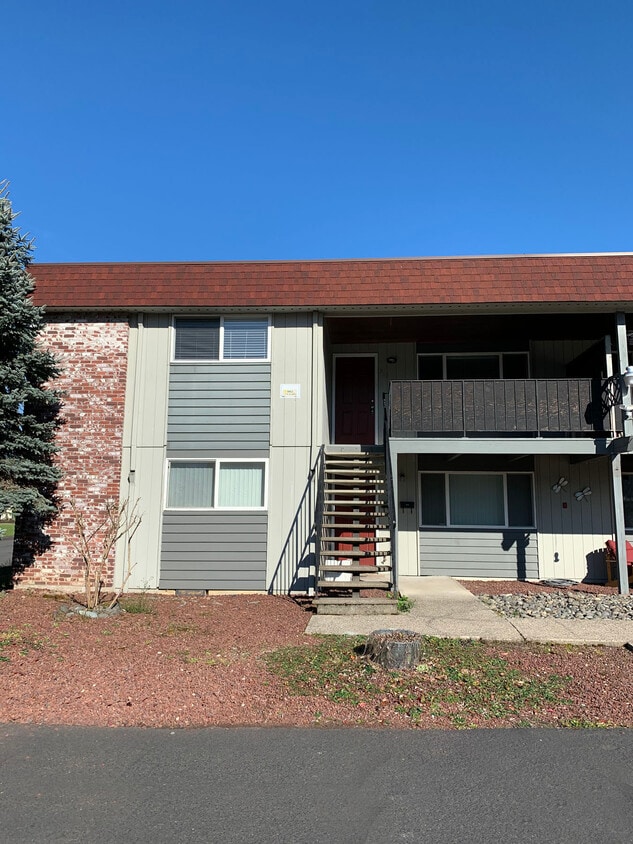 720 E Berkeley St, Gladstone, OR 97027 Apartments at 720 E Berkeley