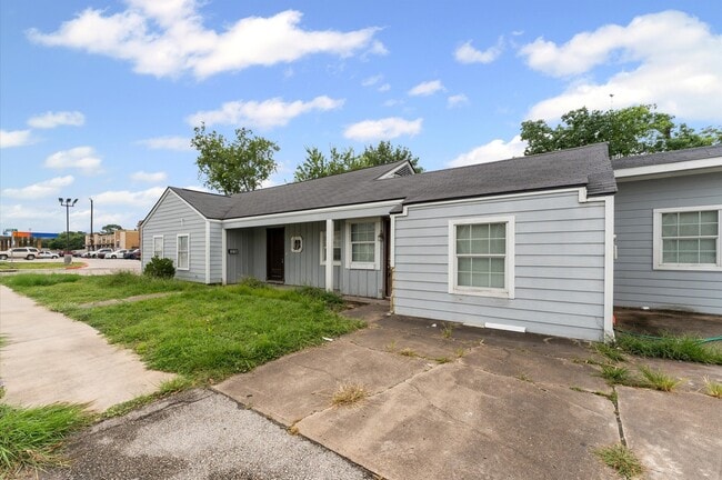 Building Photo - 3216 Avenue I Ave