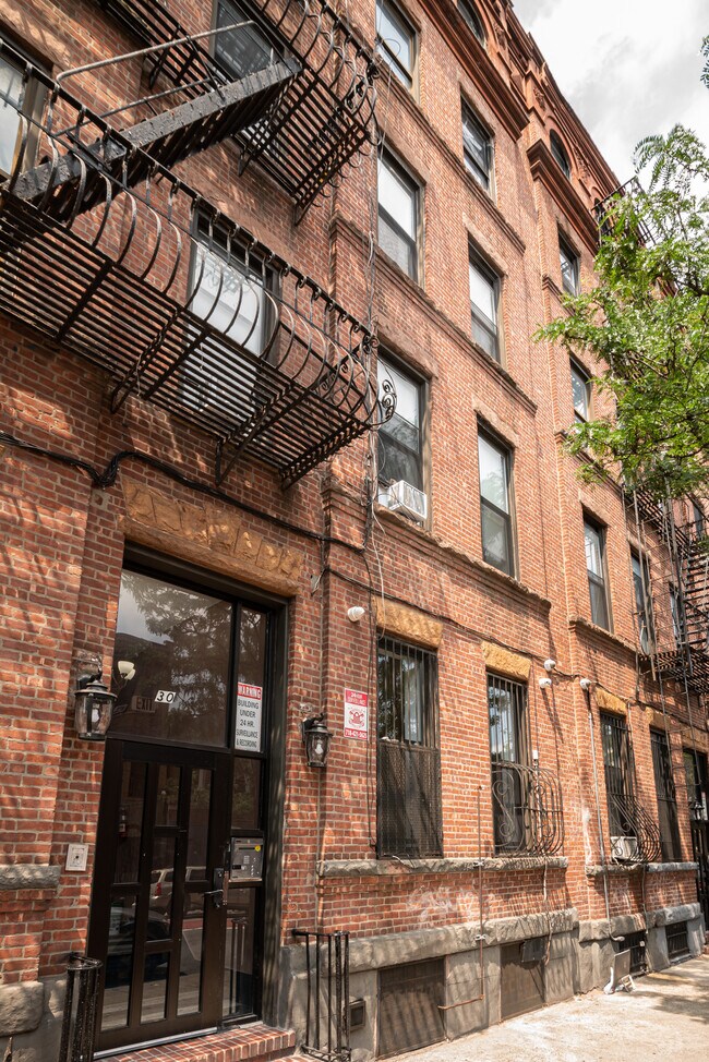 Foto del edificio - 30 Rogers Ave