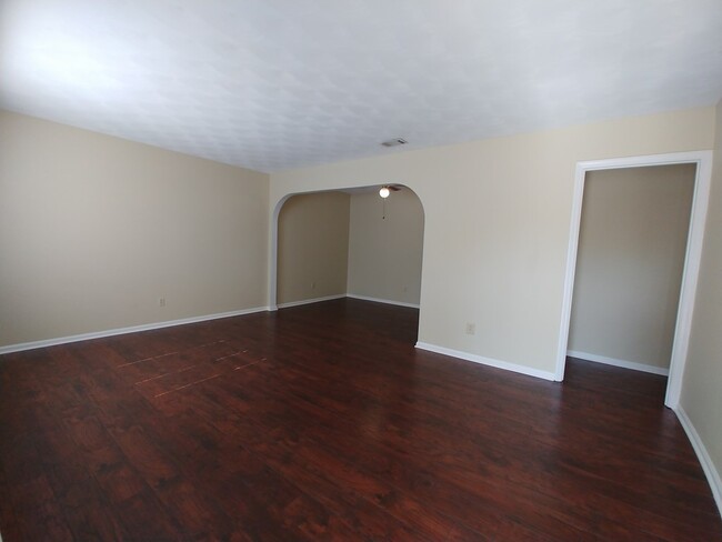Building Photo - 2203 Friar Tuck Ln