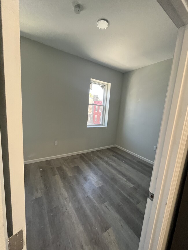 Medium size bedroom with closet - 2300 N Woodstock St