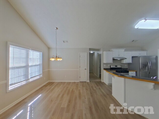 Building Photo - 348 Shadowbrooke Cir SW