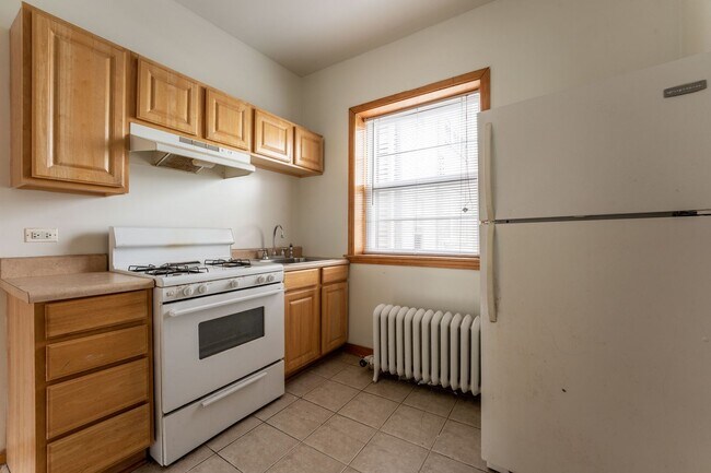 Foto del edificio - Lincoln Square / Ravenswood - Large Studio w/ Separate Kitchen - Heat Included