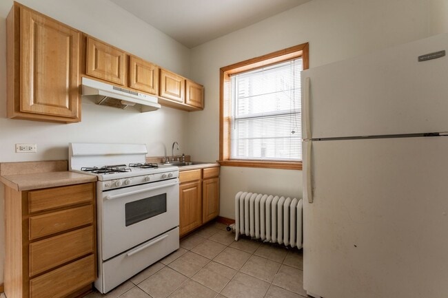 Building Photo - Lincoln Square / Ravenswood - Large Studio w/ Separate Kitchen - Heat Included