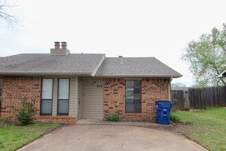 Building Photo - 908-910 Aspen Ct