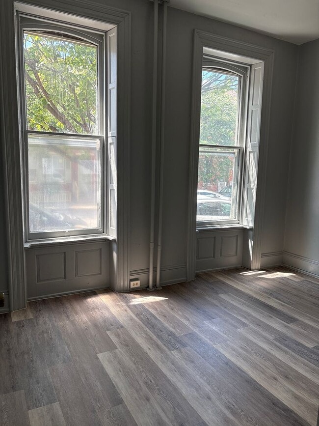 Building Photo - 1st Floor 2 Bedroom Apartment-York City SD