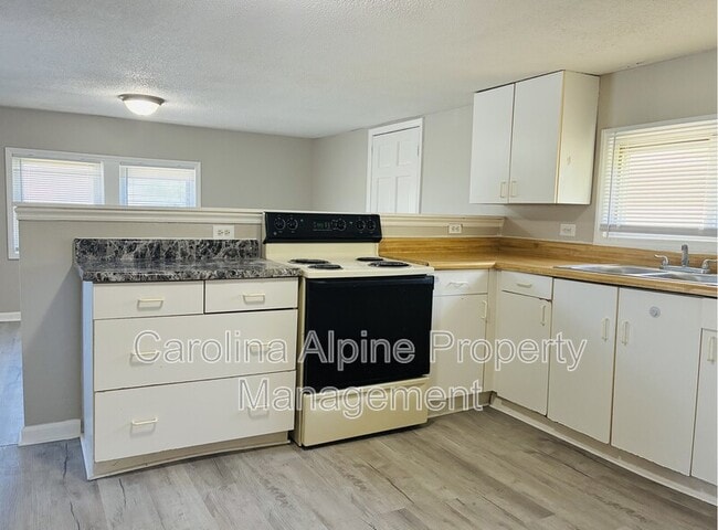 Building Photo - 618 Modena St