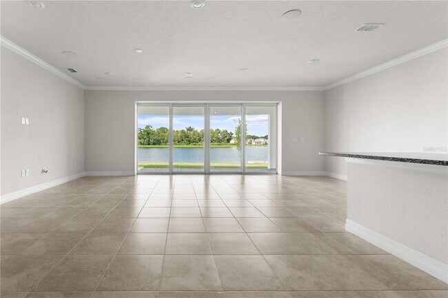 Foto del edificio - 4990 Royal Point Ave