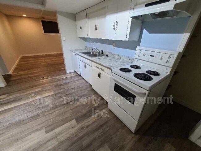 Photo du bâtiment - 9811-9869 69 Ave NW