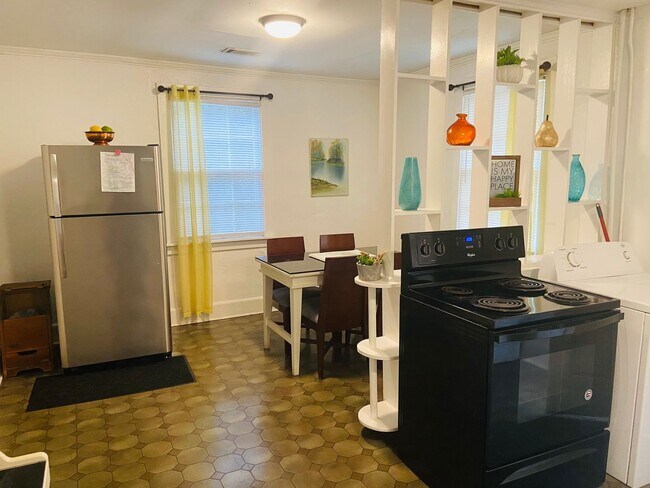 Foto del edificio - 2 Bedroom/1 Bath  - $1,060/Mo