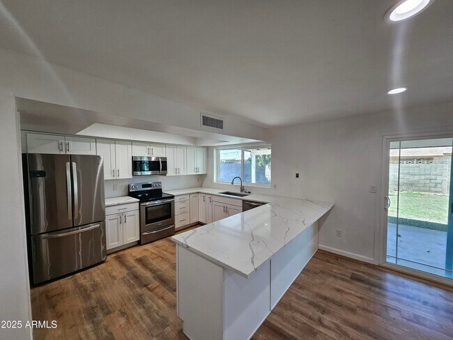 Foto del edificio - 4910 W Corrine Dr